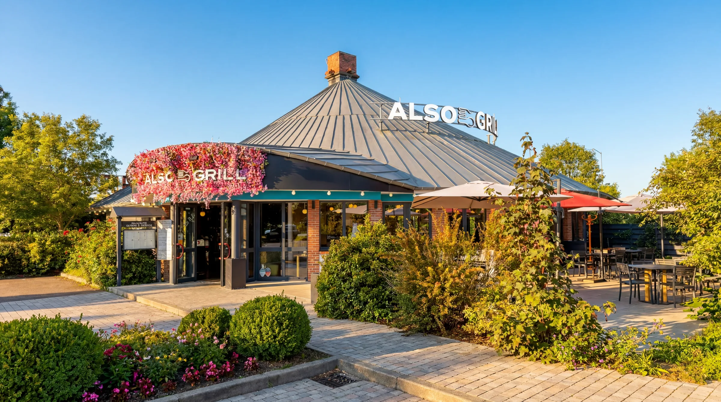 La devanture d’Alsogrill à Buchelay : l’enseigne fleurie au-dessus de l’entrée, au soleil.