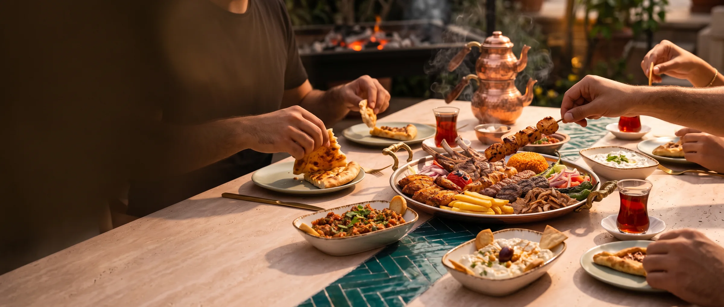 Un dîner entre amis chez Alsogrill : grillades mixtes à partager, mezzés, thé et braise allumée